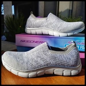 NIB • Sketchers Slip On • sz 9